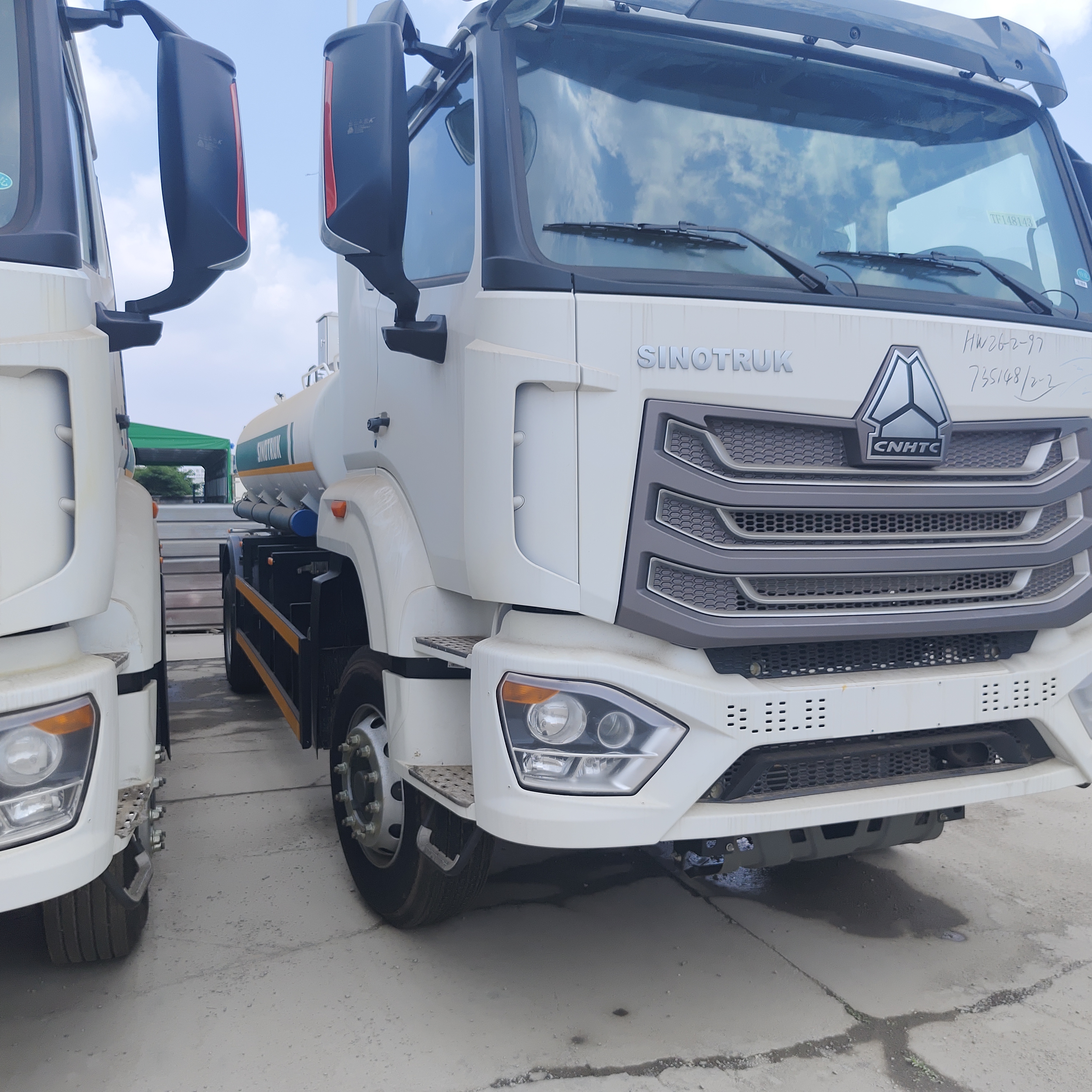 รถบรรทุกถังน้ำมันเชื้อเพลิง HOWO NX 6 × 4 CNG พร้อมเครื่องยนต์ 400 แรงม้าและน้ำหนักบรรทุก 20 ตันสำหรับการขนส่งดีเซลและน้ำมันเบนซิน