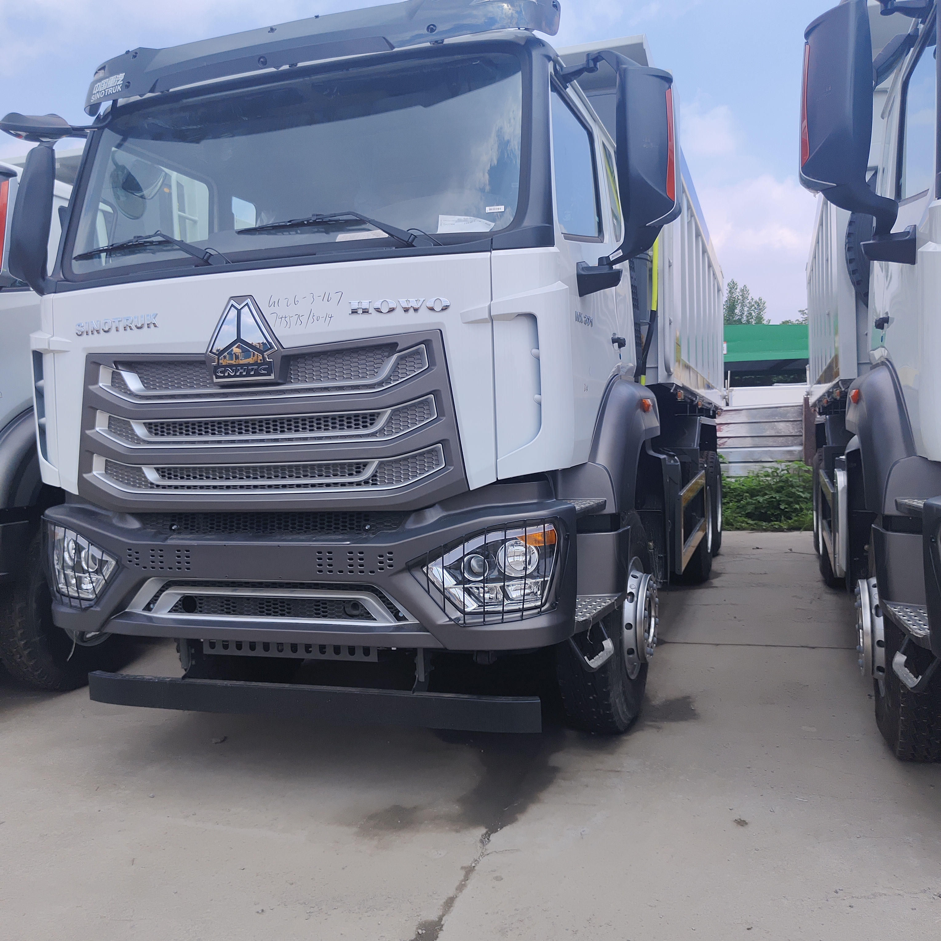 HOWO NX 6 × 4 รถขุดเหมืองหนักที่มีเครื่องยนต์ 430 HP และภาระประโยชน์ 30-35 ตันสําหรับแอฟริกา