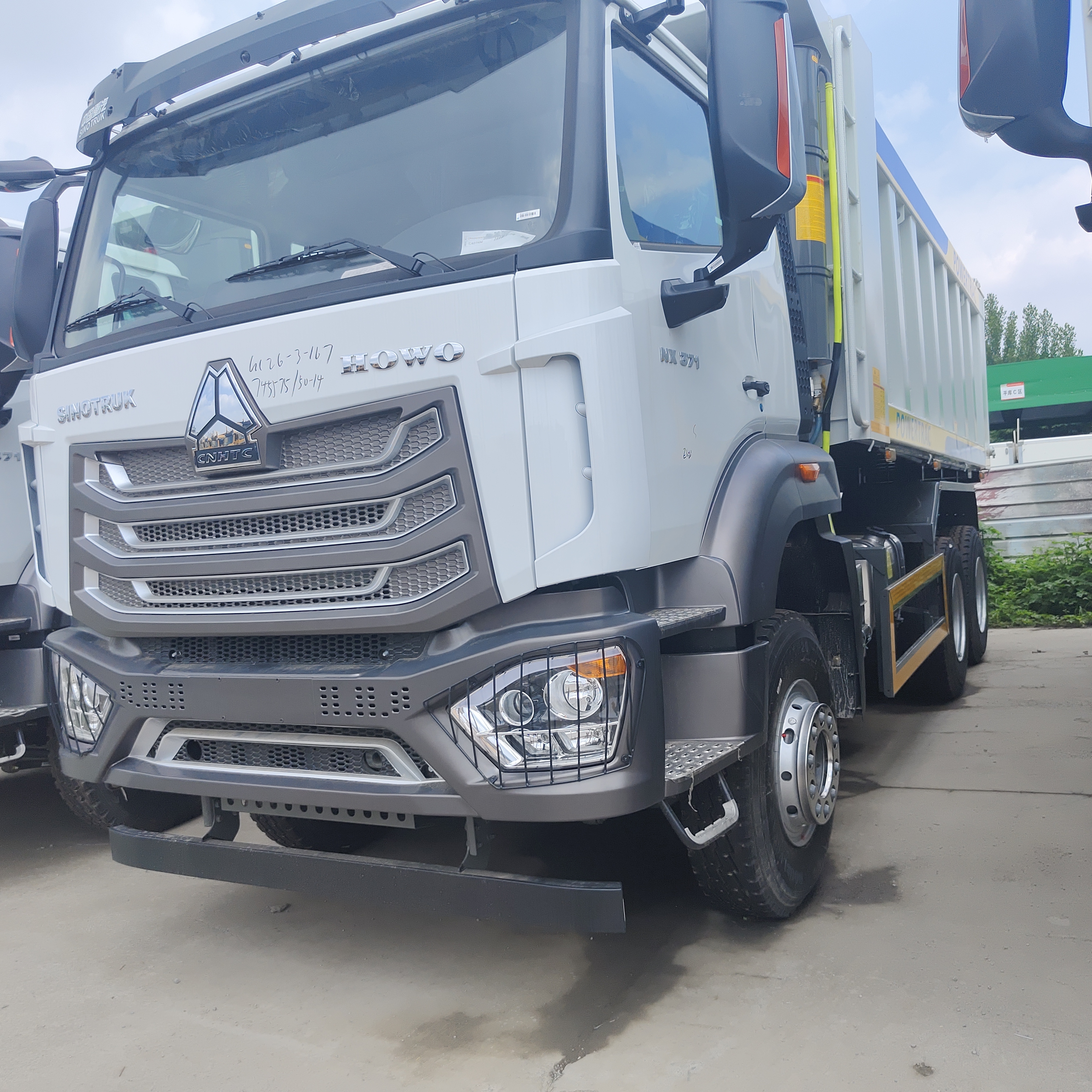 HOWO NX 6×4 รถบรรทุกขุดเหมืองที่มีเครื่องยนต์ 400HP และร่างกระบะแบบ U สําหรับการขนส่งภาระหนัก