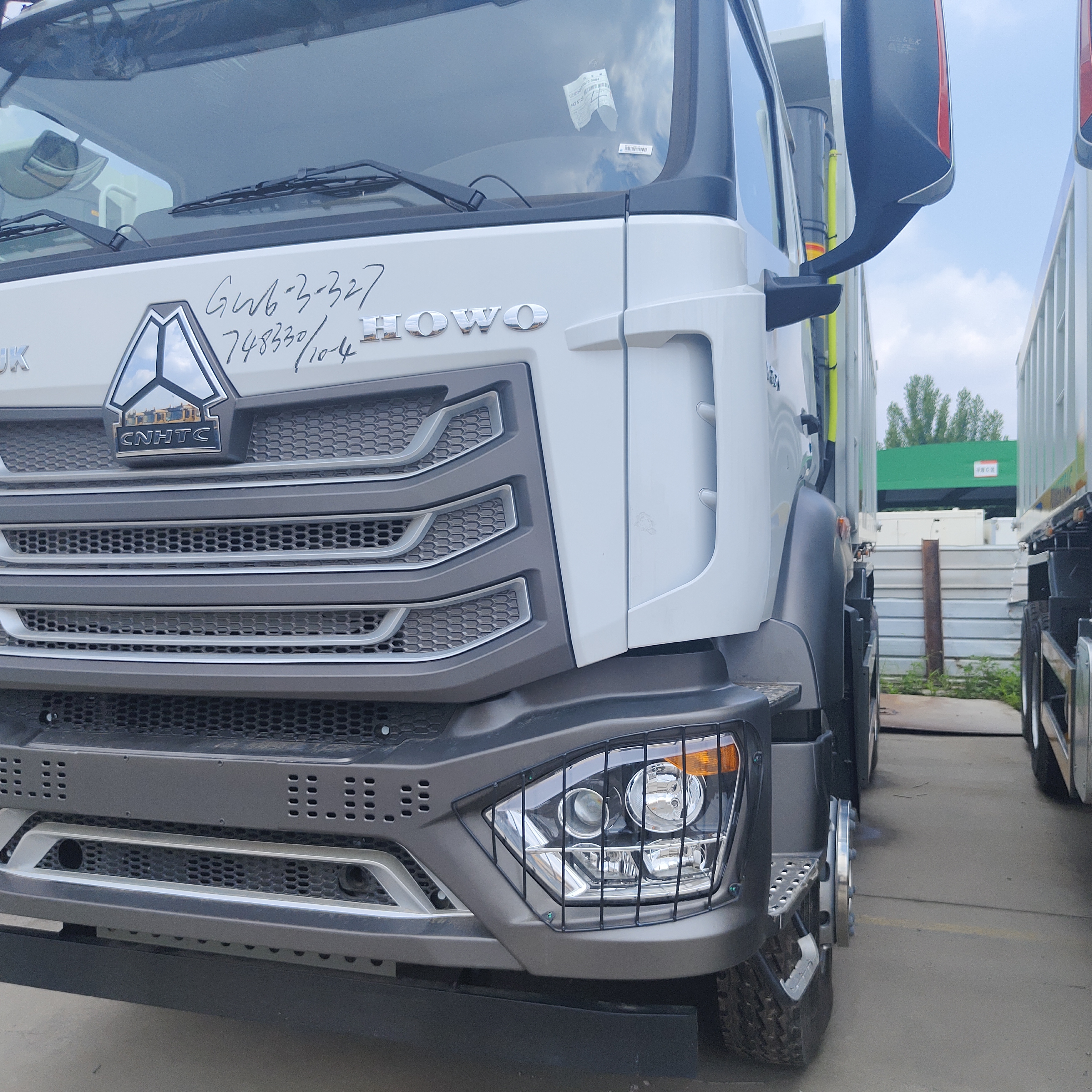 HOWO NX 6×4 Heavy Duty Dump Truck พร้อมเครื่องยนต์ 400HP และ 20CBM Dump Body สำหรับการขุดและการก่อสร้าง