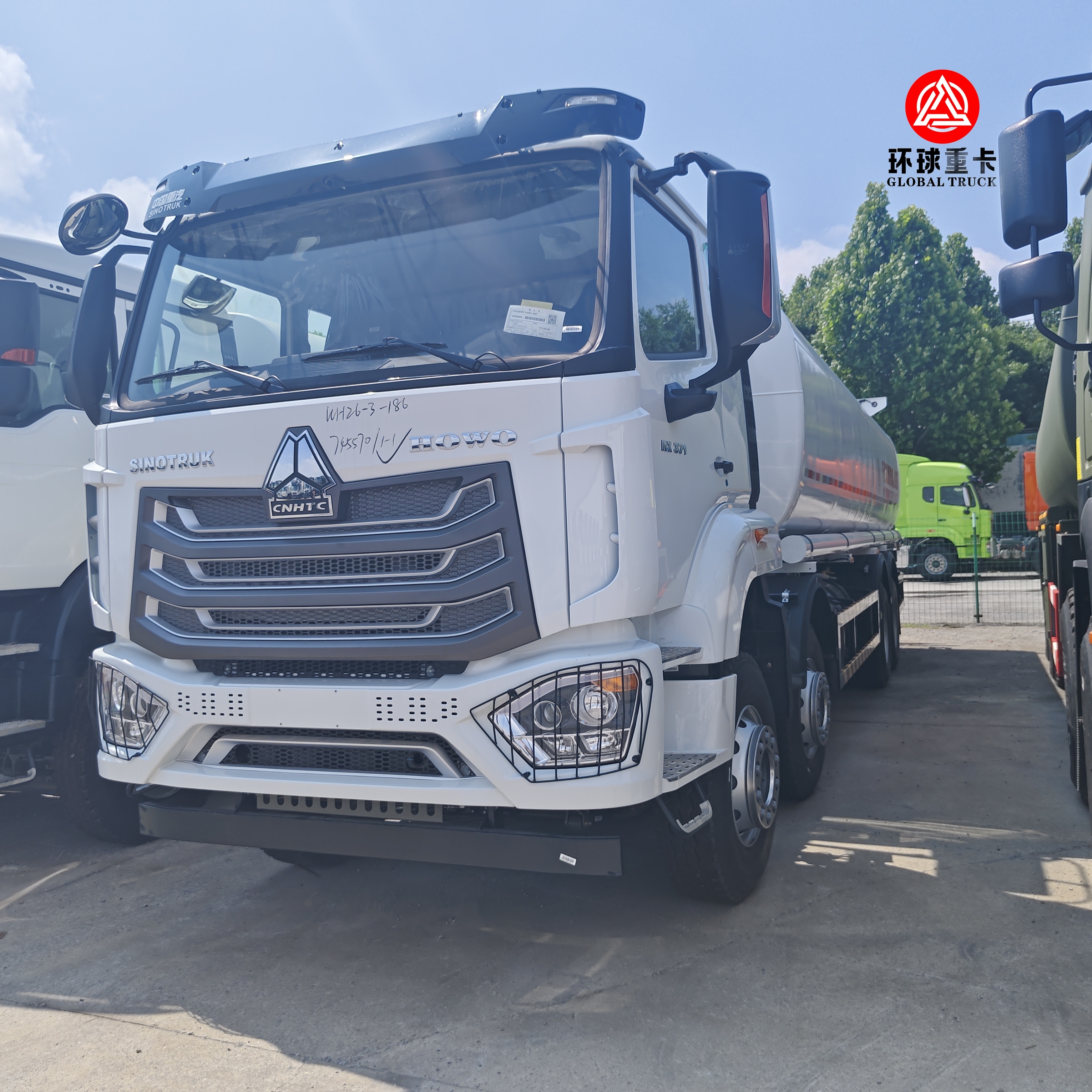 รถบรรทุกน้ำมันเชื้อเพลิง HOWO NX 8x4 ขนาด 30,000 ลิตร รถบรรทุกดีเซลสำหรับตลาดโมซัมบิก