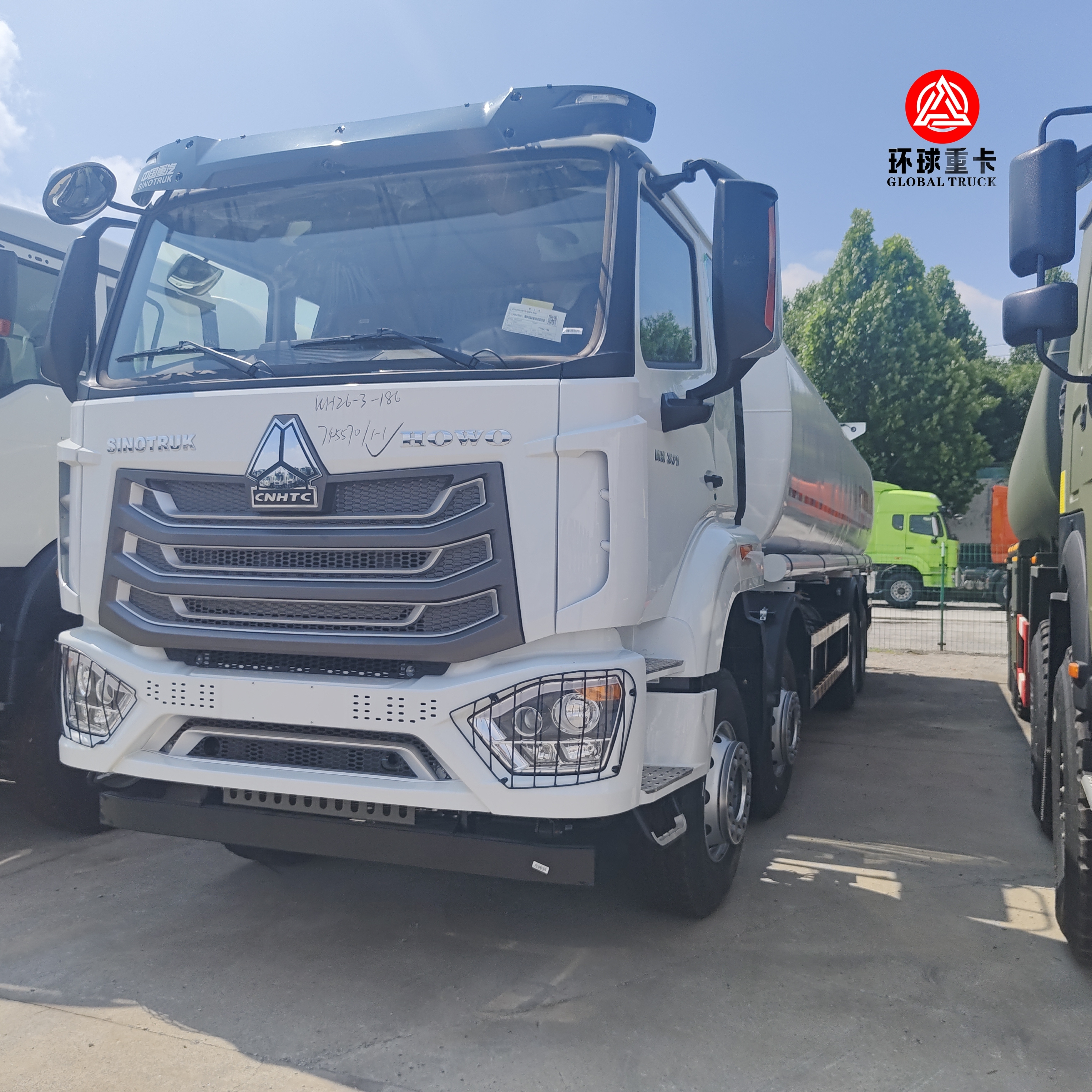 HOWO NX 8x4 30000L รถกระบะน้ํามัน รถกระบะน้ํามันดีเซลภาระหนัก รถกระบะน้ํามันสําหรับการขนส่งน้ํามันเคนย่า