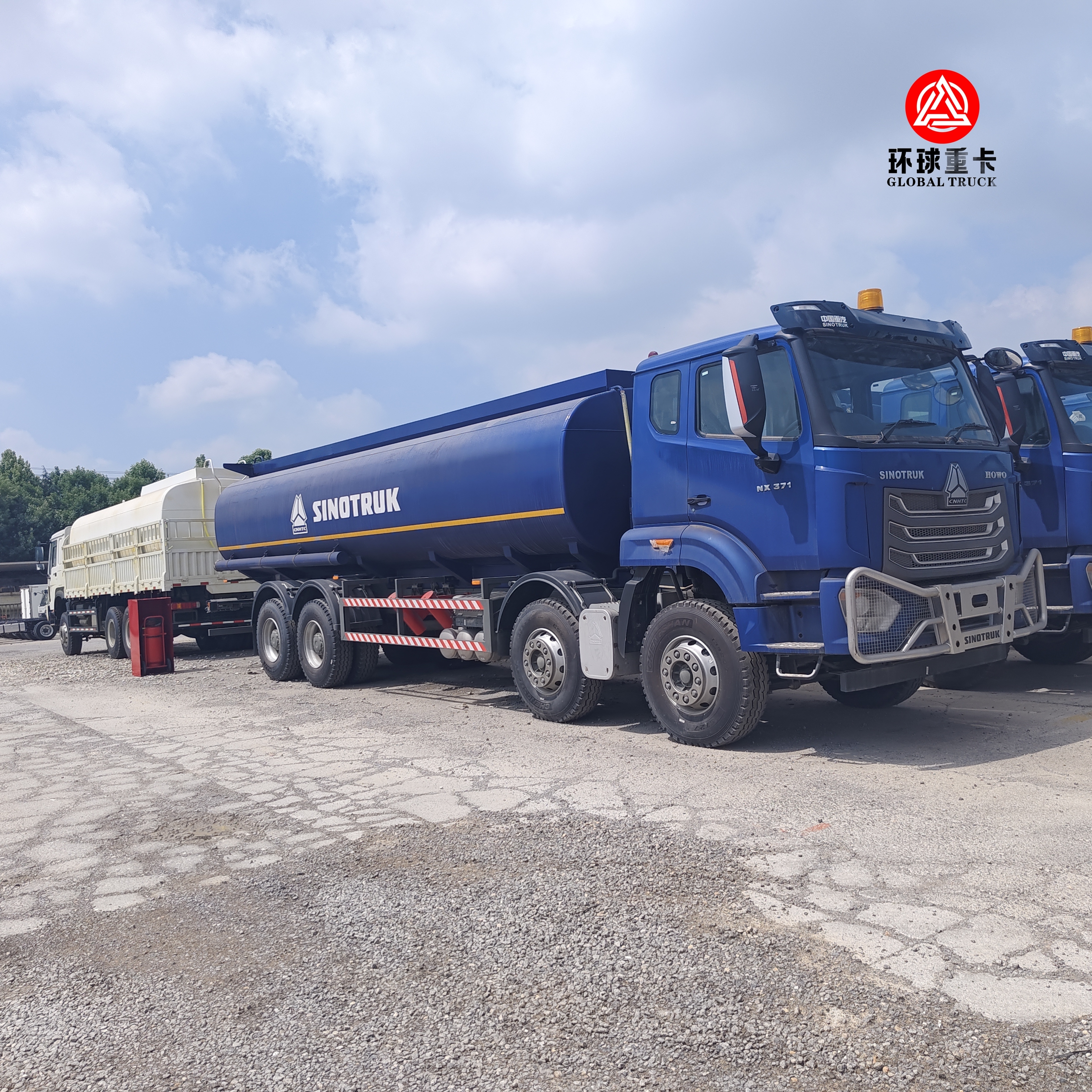 HOWO NX 8x4 30000L รถบรรทุกถังน้ํามัน