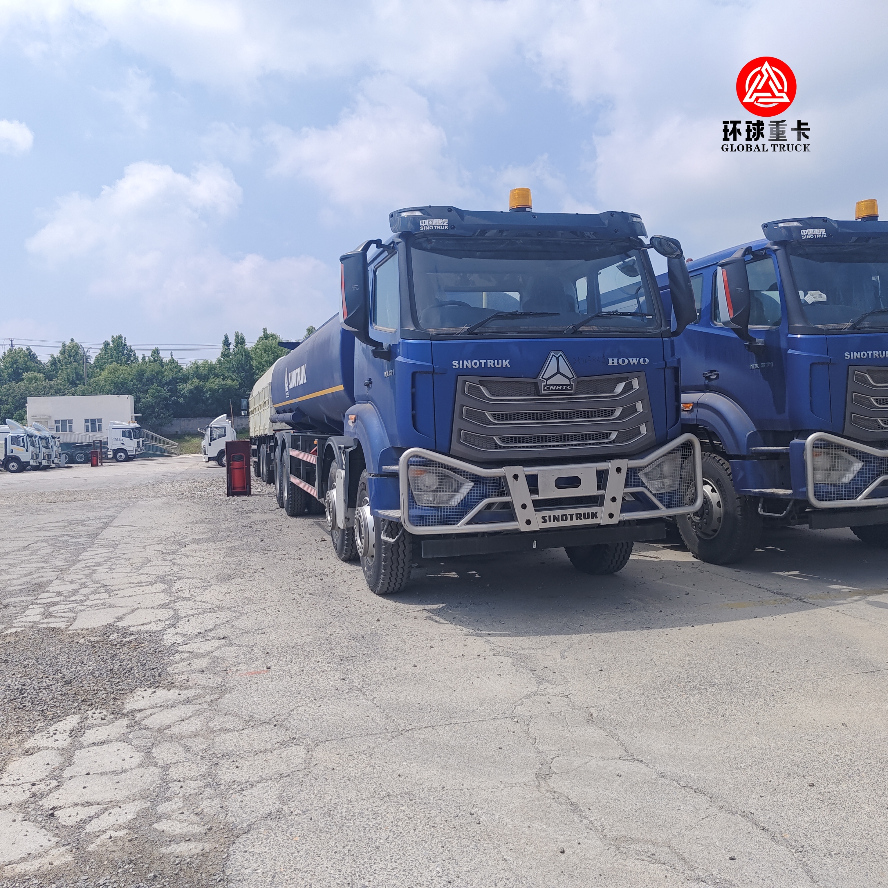 รถบรรทุกน้ำมันเชื้อเพลิง HOWO NX 8x4 ขนาด 30,000 ลิตร รถบรรทุกดีเซลสำหรับตลาดไนจีเรีย