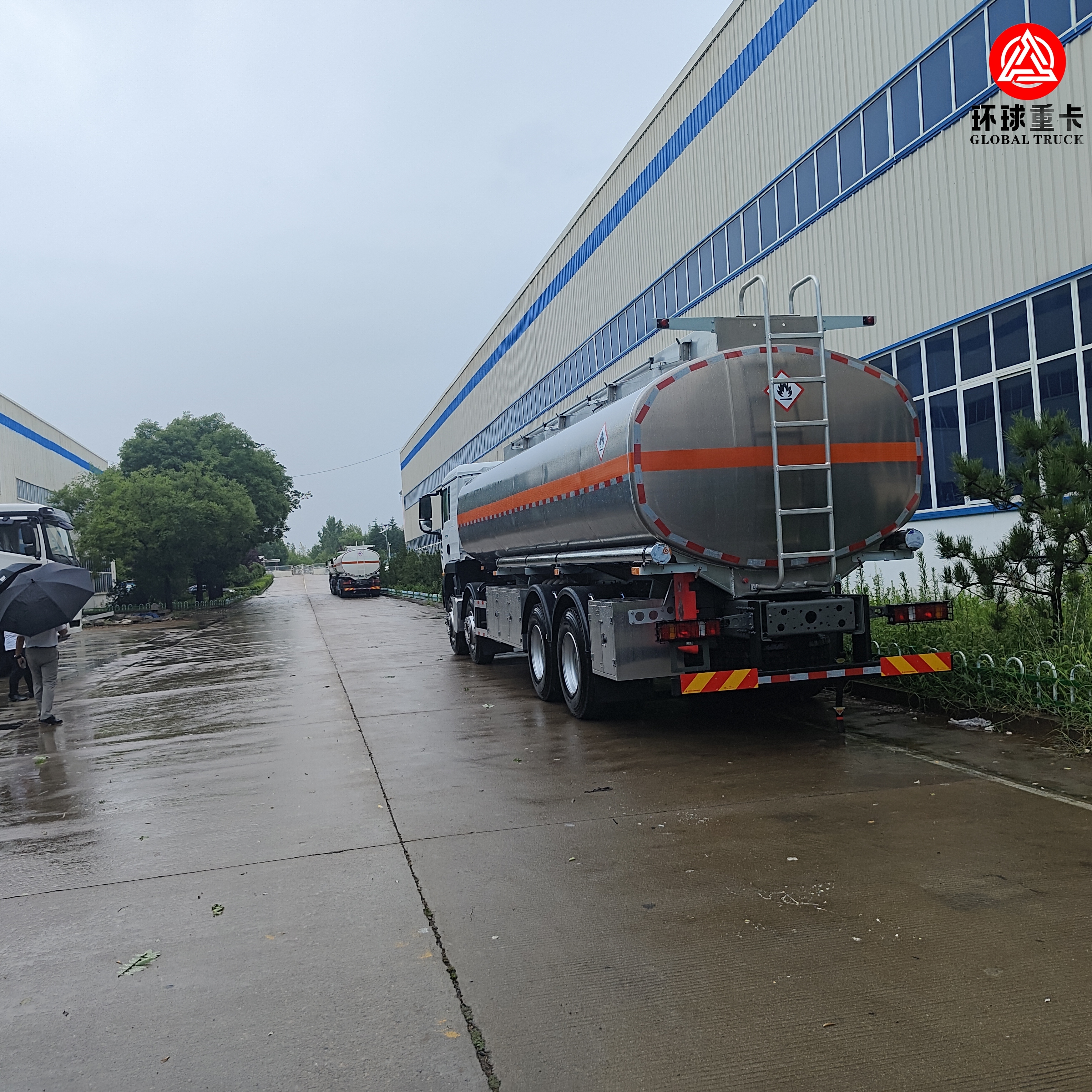 HOWO TX 8×4 Fuel Tank Truck – Heavy Duty SINOTRUK Fuel Bowser for Petroleum Transportation