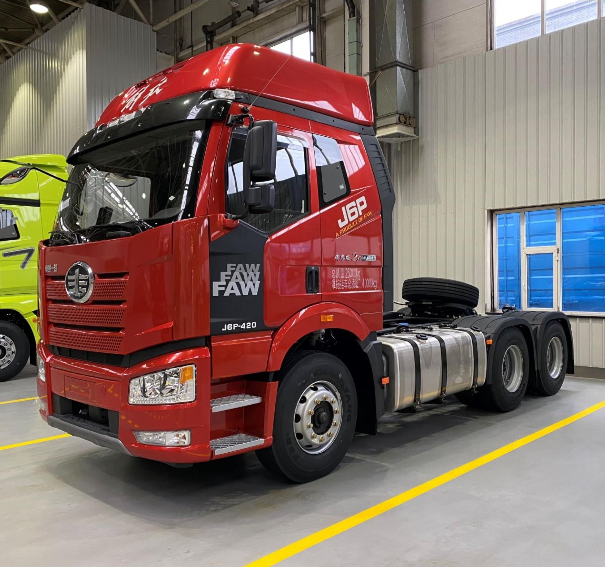 ISO9001 JIEFANG J6P 6x4 Trailer Truck Head สำหรับการขนส่ง